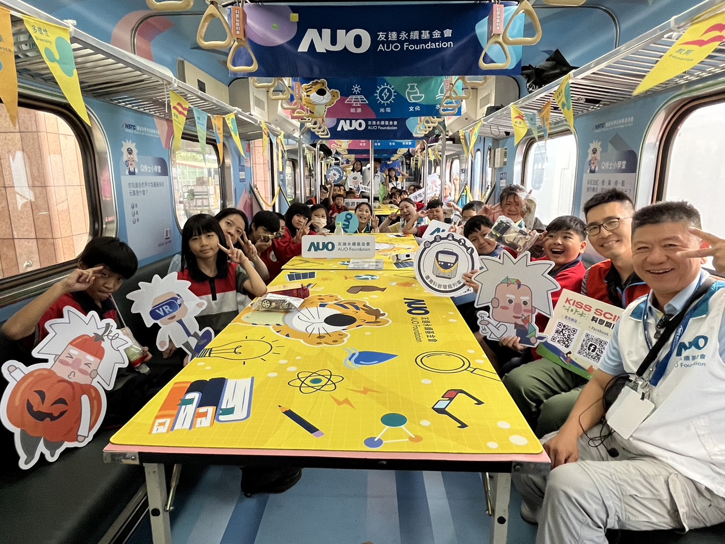 友達永續基金會參與「臺灣科普環島列車」，設計基礎科學車廂課程，以「淨零碳排和永續能源」為主題，讓學生透過創意實驗認識淨零知識，以及思考生活中的減碳行為