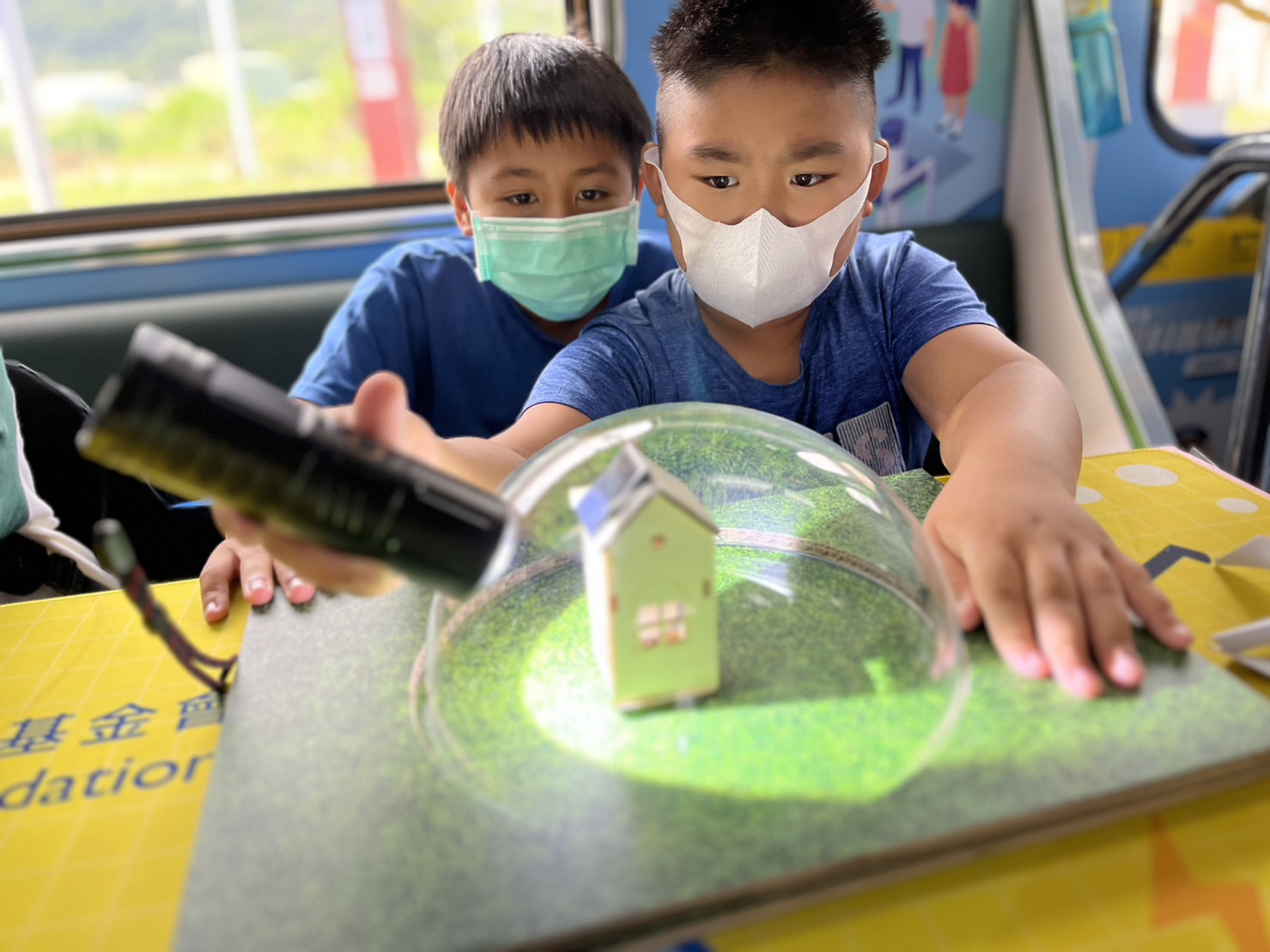 友達參與基礎科學主題車廂，以STEAM教學精神，設計「逐日科學家」、「太陽能工程師」以及「淨零建築師」三大能源科普課程和實驗