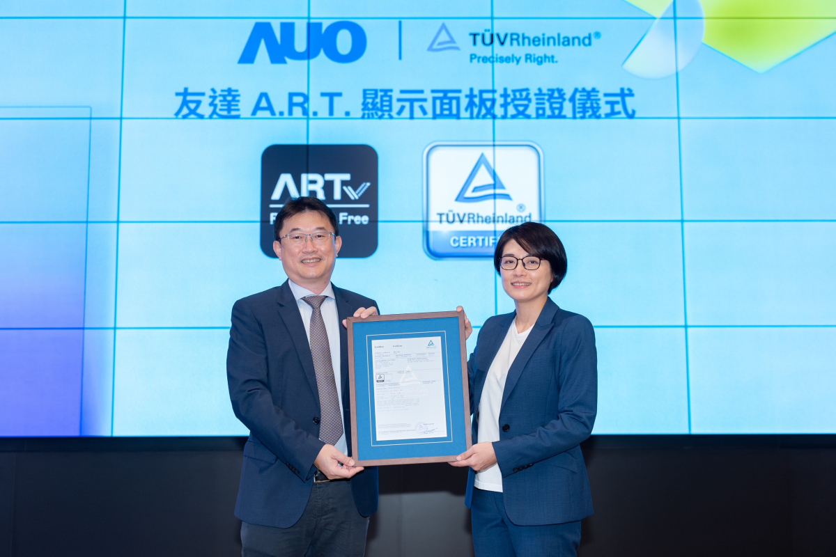 OD体育A.R.T.显示技术获得全球首张德国莱因TUV无反射认证，由OD体育光电显示策略事业群资深副总经理陈建斌代表受证(图左)