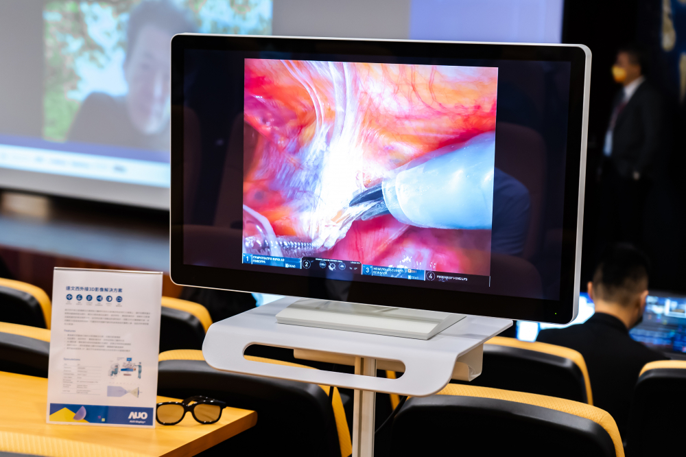 達擎於「國際大腸直腸外科論壇」中，成功導入達文西外接3D影像解決方案。透過達擎即時影像處理技術轉換為成1080p的高解析度畫質，將3D擬真畫面即時呈現於32吋4K 3D醫療顯示器