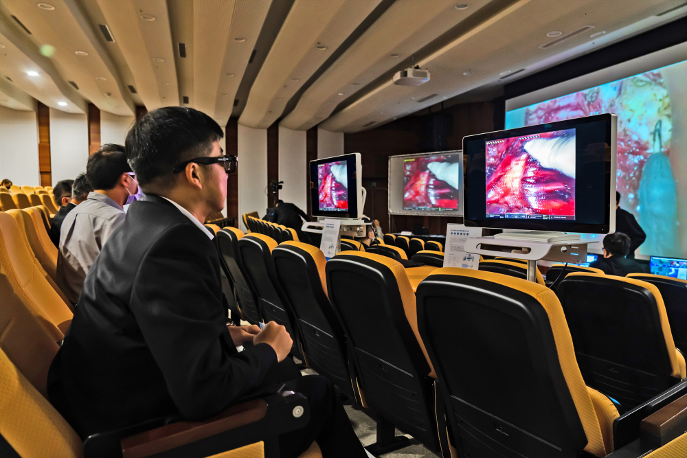 達擎之「達文西外接3D影像解決方案」，將達文西手術機器手臂的3D影像即時連線轉播，在會議室觀摩的醫師們只要戴上偏光眼鏡，就能與執刀醫師看到同步的3D立體影像，如臨操作台現場，縮短達文西手術的學習曲線