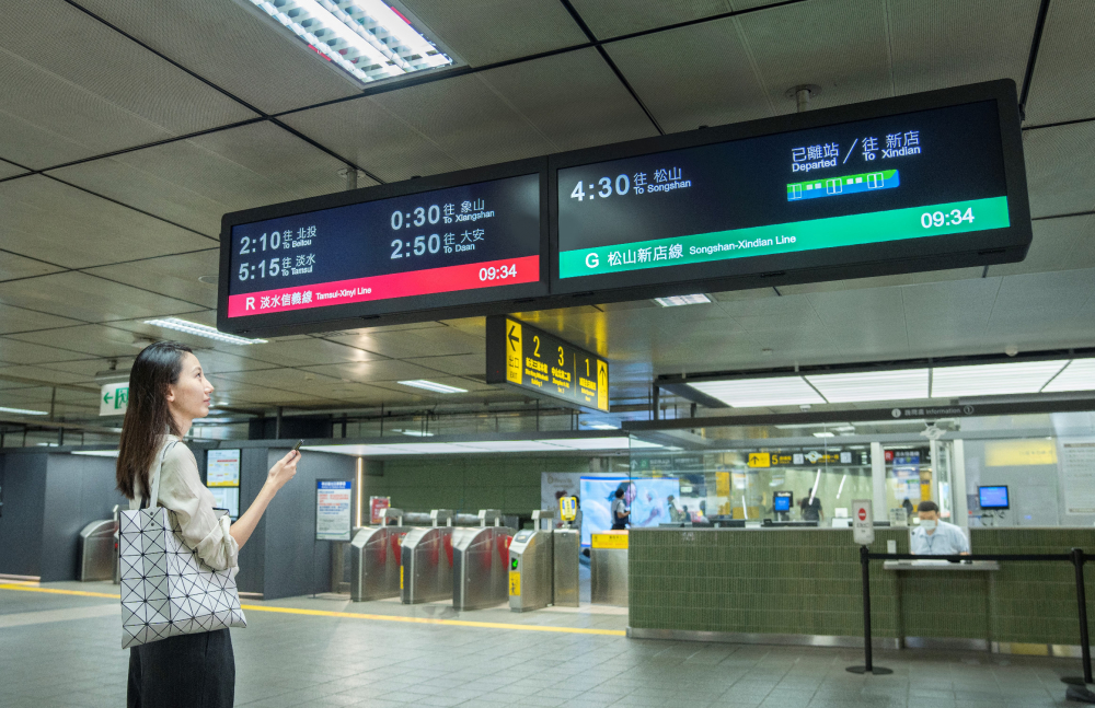 達擎TARTAN顯示器的特殊長條型比例非常適合空間與高度有限的大眾運輸場域應用，具備工業等級高品質、高亮度、高解析與高色彩飽和度等優勢，打造都會智能車站新風貌。
