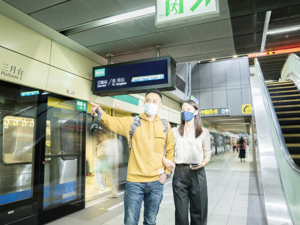 友達旗下達擎之客製化TARTAN顯示器，於台北捷運中山站亮相。以獨特長條型比例與高畫質特色，為台北捷運站帶來嶄新的都會車站風貌