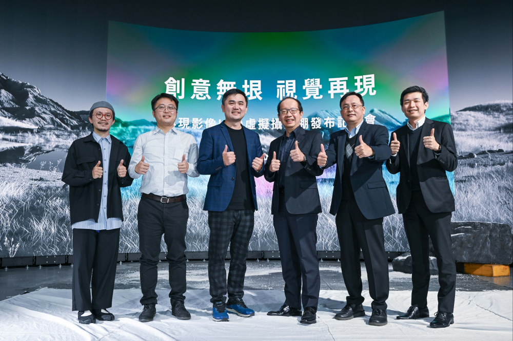 友達光電與再現影像攜手，於中影製片廠建置全台首座提供嶄新一站式整合服務的LED虛擬製作攝影棚（圖左至右：再現影像視覺總監郭憲聰、再現影像營運總監黃棨雋、再現影像藝術總監與導演紀柏舟、友達光電技術長廖唯倫、友達光電系統設計製造服務事業總部副總經理曾天龍、友達光電系統產品事業資深處長蘇聖倫）