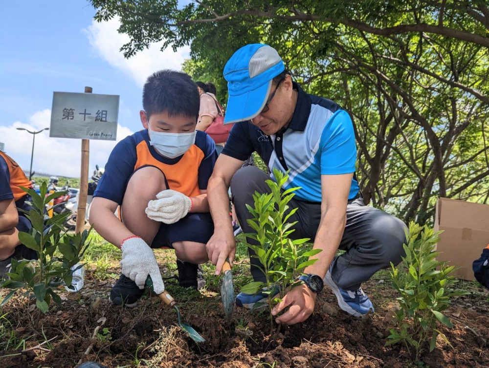 友達綠色志工及眷屬一起植下樹苗，親手打造綠帶景觀及動植物的友善棲息環境