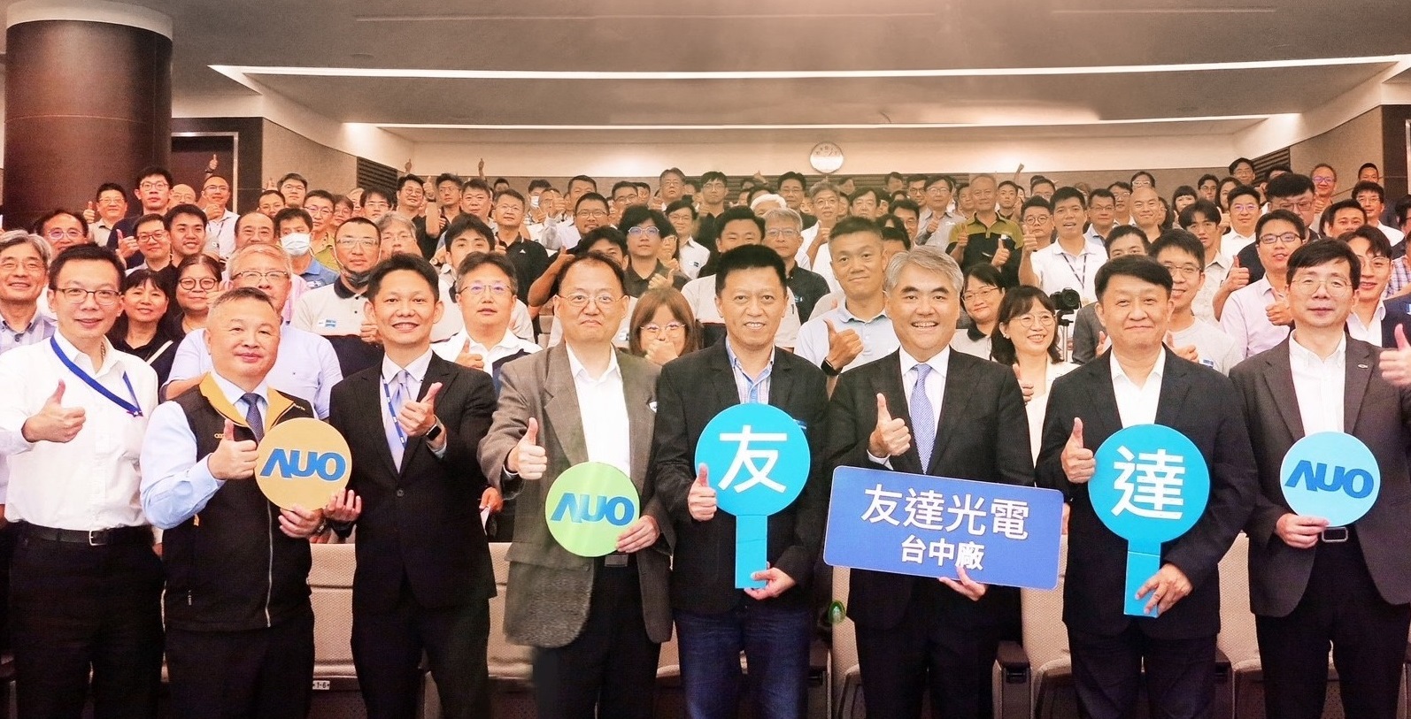 友達以太陽能解決方案領航者，跨足建築領域，4日在台中廠區舉辦「光電建築一體化研討會」，邀請產業先驅共同推動綠化，打造新一代智慧綠建築。