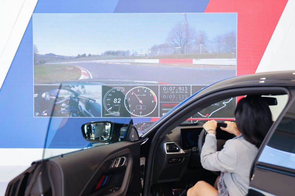 顧客按下虛擬Engine Start按鈕，啟動預選車款的引擎聲浪，螢幕同時呈現德國紐柏林賽道的試駕畫面，坐進車內一秒化身駕駛員馳騁奔騰