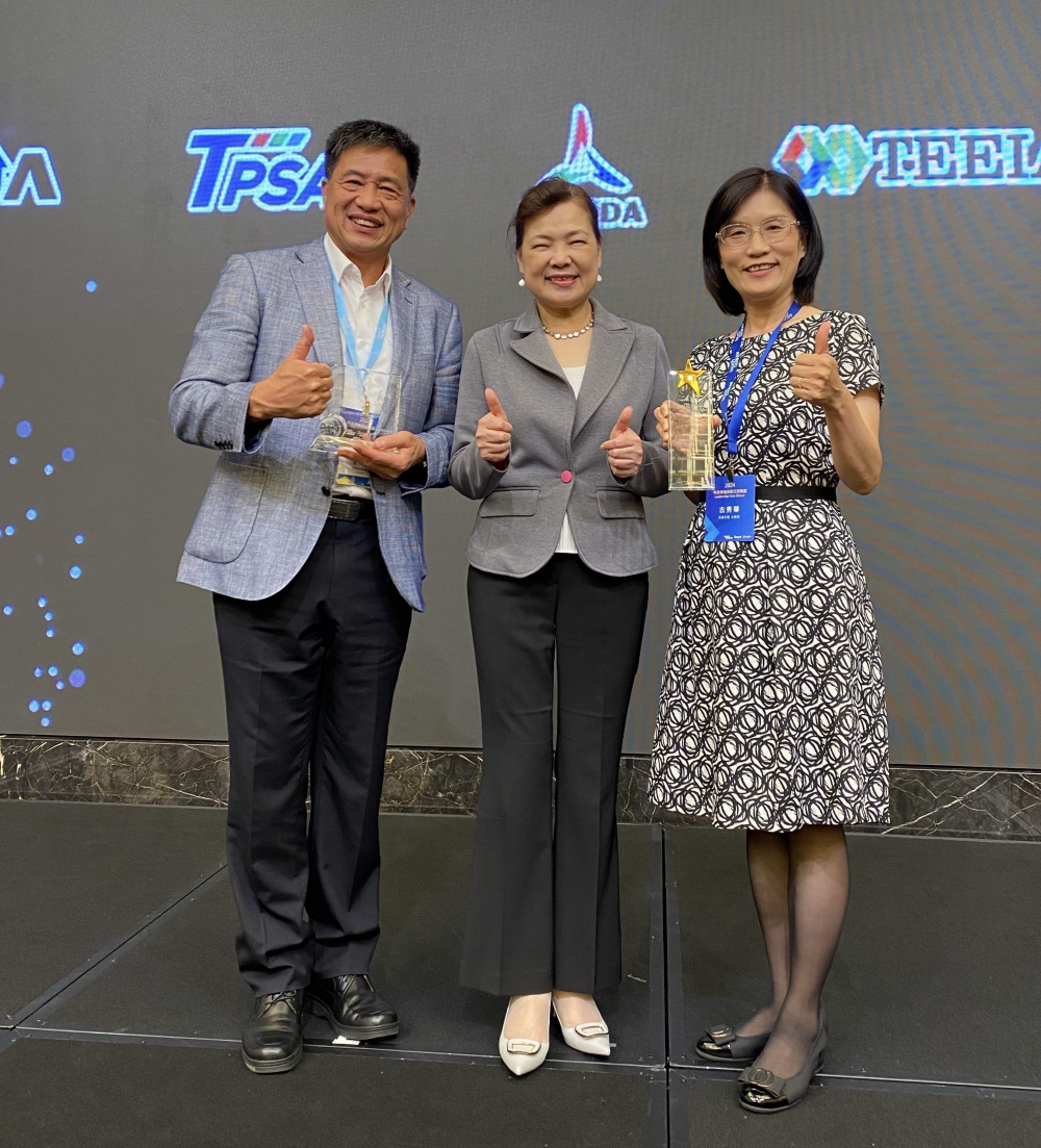 友達致力推動永續發展，於Touch Taiwan2024以3R策略貫穿Display、ESG展位實現綠色展覽目標之成果，Display展位獲綠色裝潢設計鑽質獎最高榮譽，ESG同獲金質獎殊榮。由經濟部長王美花（中）親自頒予友達光電董事長彭双浪（左）、友達光電永續長古秀華（右）
