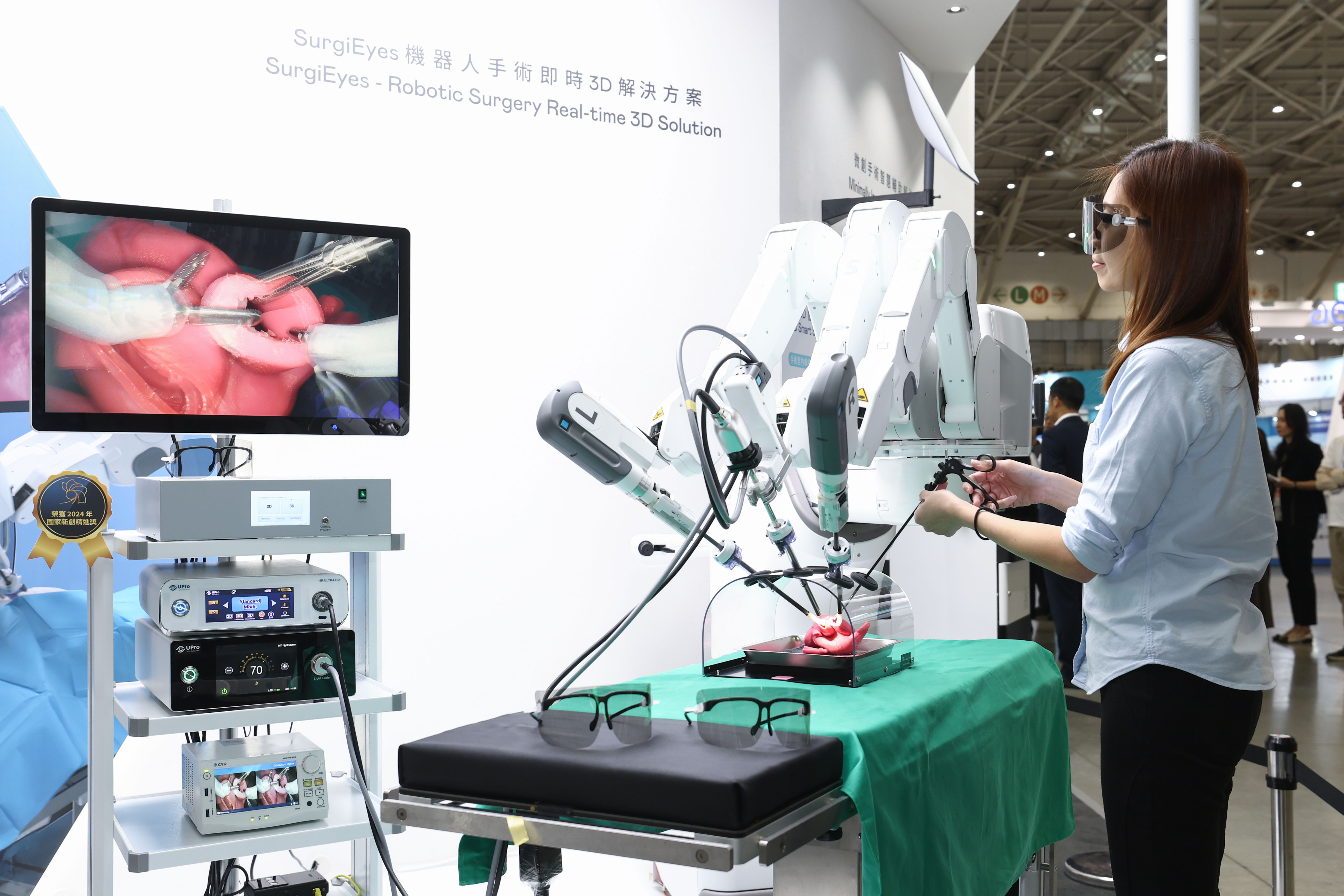 達擎以〝SurgiEyes機器人手術即時3D解決方案〞為核心，打造全方位的3D智慧手術影像平台，透過即時的影像串聯，連結手術室內、外跨場域的應用，協助醫師突破時空限制，為遠距醫療帶來更多的可能性