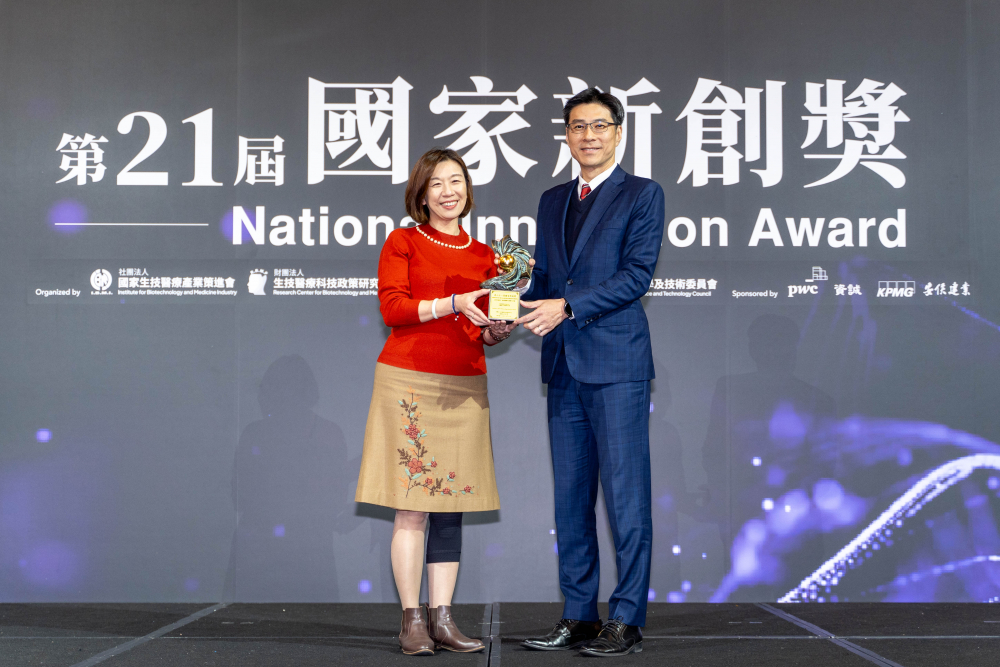 友達旗下子公司友達耘康與達擎分別以「中醫數位化檢測解決方案」及「寬視角3D醫療顯示器」獲得第二十一屆國家新創獎「智慧醫療與健康科技」類別的「企業新創獎」與「國家新創精進獎」兩項殊榮。圖左為衛生福利部政務次長林靜儀、圖右為友達光電智慧醫療事業群總經理廖世宏