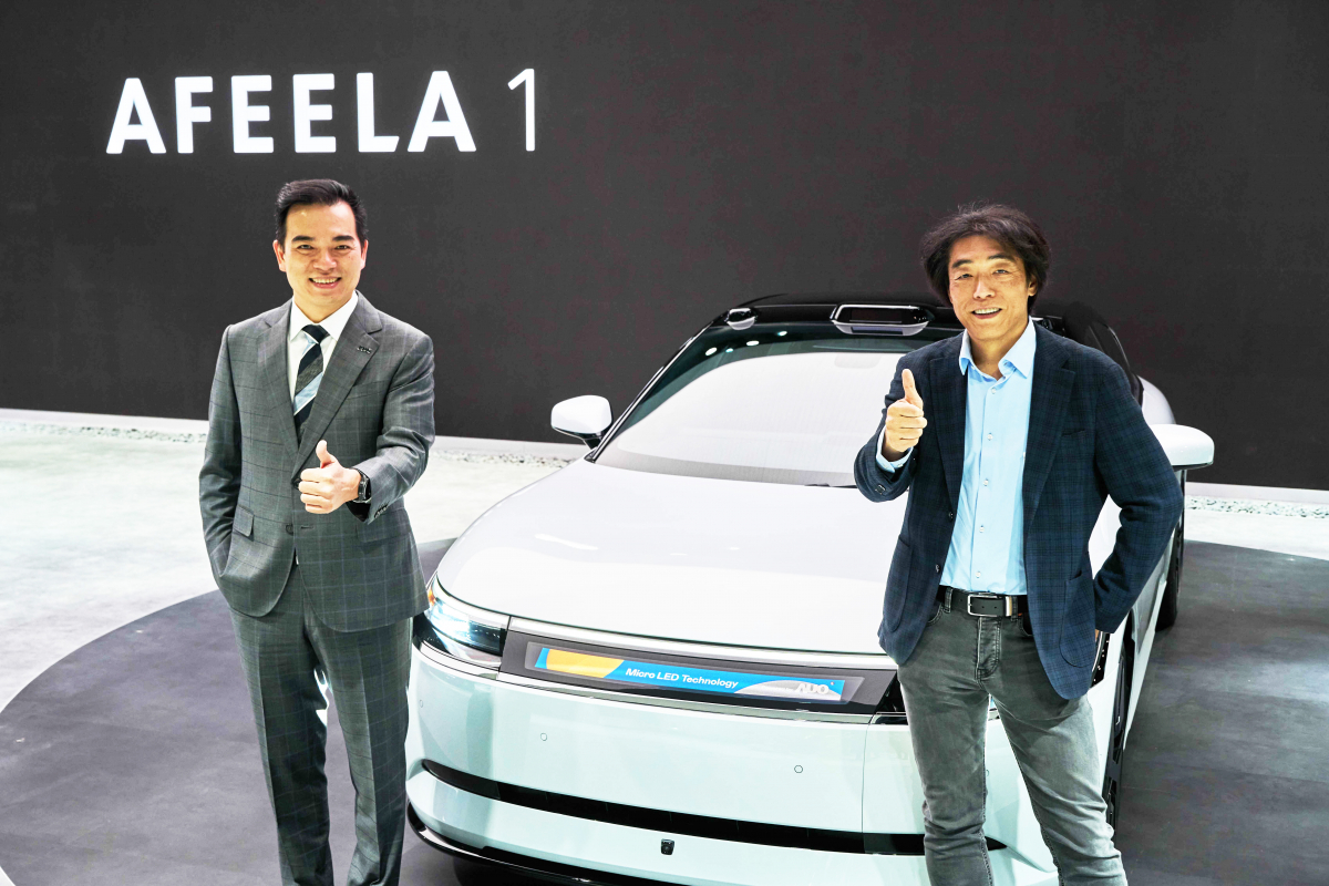 OD体育与Sony Honda Mobility携手合作，率先全球展示搭载于AFEELA电动车上，首款应用在车身外部的Micro LED 车头显示解决方案 (Micro LED Media Bar Solutions)。OD体育光电执行长暨总经理柯富仁(左)与Sony Honda Mobility代表取缔役社长兼营运长川西泉(lzumi Kawanishi)(右)在CES 现场展现双方坚定持续创新的承诺，实现更加人性化与智慧的驾乘体验。