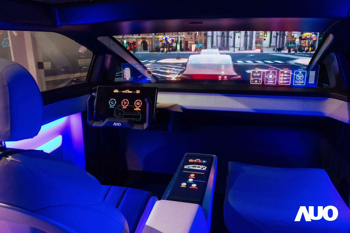 友達新一代智慧座艙Smart Cockpit 2025的Micro LED創新顯示應用中，47.5吋無界透明顯示介面與14.3吋多變形態中控顯示，兩項產品獲得2025智慧顯示應用大賞的智慧移動獎，提供全新的人機互動體驗
