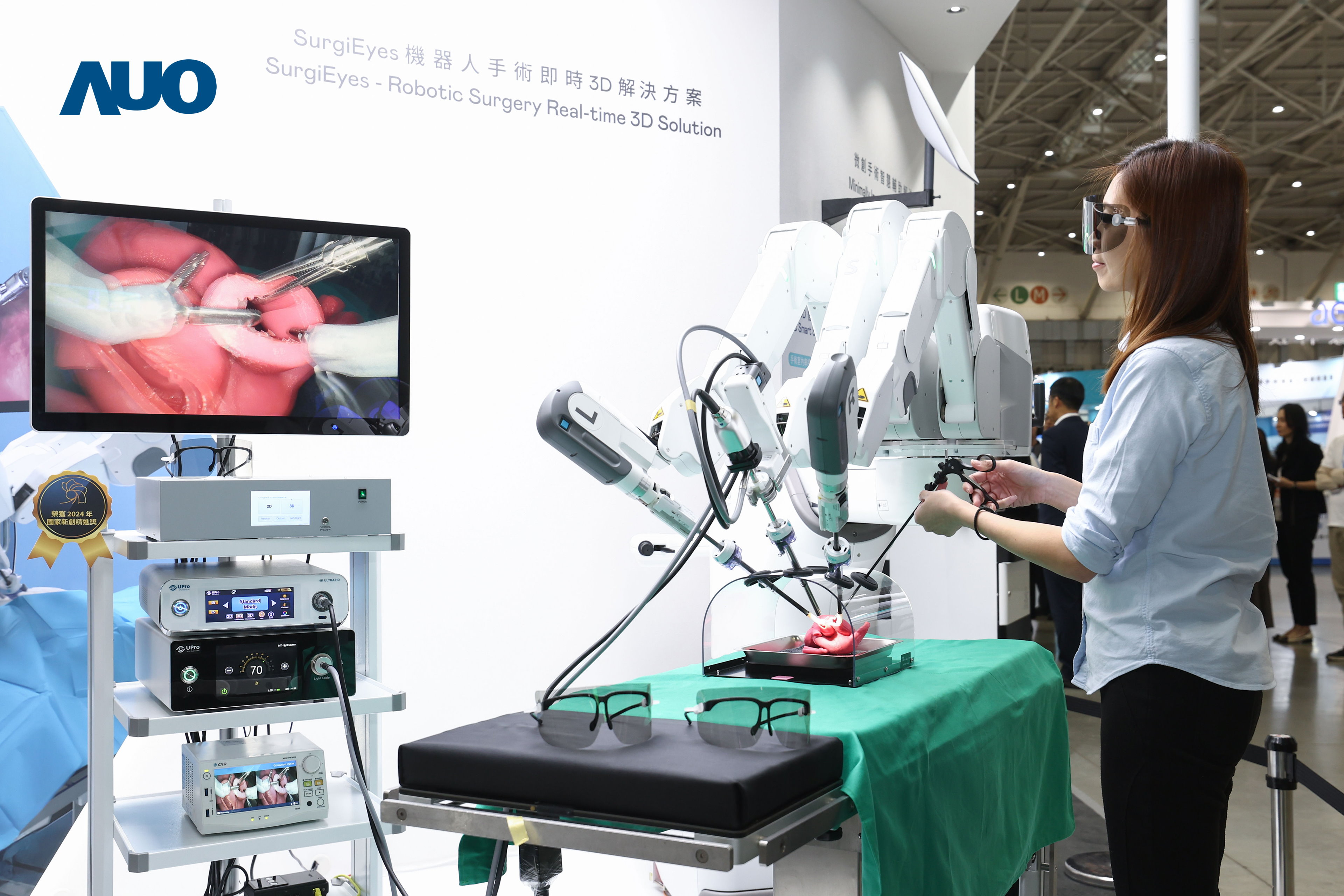 達擎以領先的3D顯示技術推出「SurgiEyes機器人手術即時3D解決方案」，整合先進3D影像處理與獨家3D垂直寬視角、廣色域的顯示技術，手術團隊可即時同步主刀醫師視角看到清晰3D影像，提升溝通效率與安全性。