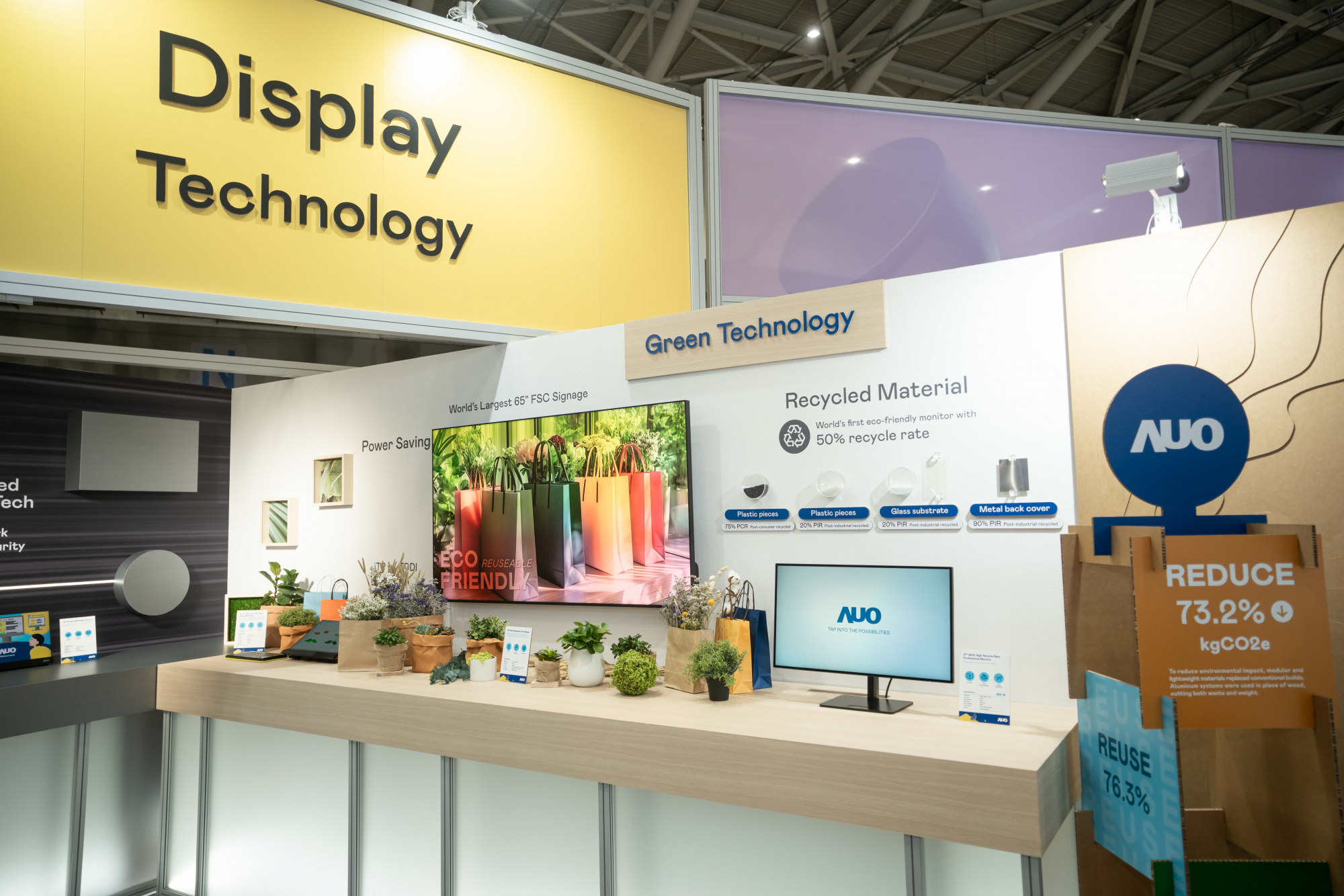 友達Touch Taiwan 2025雙展位再度獲etouch 綠色裝潢設計獎肯定；智慧顯示展位以鋁製模組系統取代傳統木作施作，並在相關裝潢物與設計使用可回收、可重複使用的材料，體現低碳與循環精神。