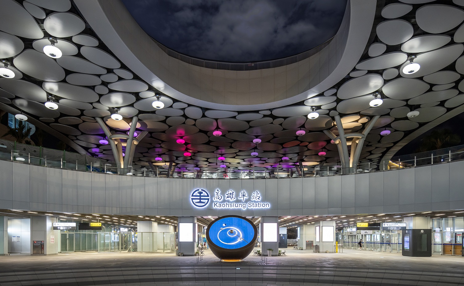 創利空間參與《高雄車站共感空間》公共藝術計畫，擔任視覺科技整合夥伴。於「看時間」天文鐘作品中提供技術指導，整合圓形LED鐘面與鐘體結構，在時間、天象星盤與空間氛圍間生動展演