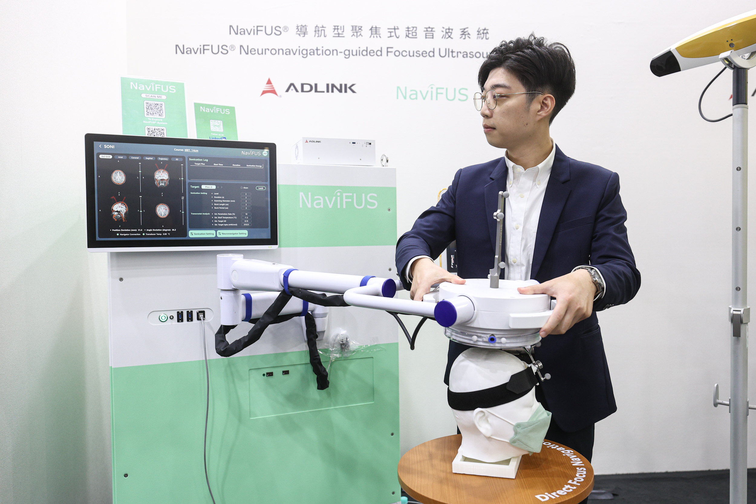 达擎携手凌华科技与浩宇生医合作的〝NaviFUS&reg; 导航型聚焦式超音波系统〞，以凌华医疗级边缘运算平台为核心，结合光学导航与穿颅超音波技术，非侵入性将能量精准聚焦脑内病灶，可暂时开启血脑屏障，提升药物递送与治疗效果。